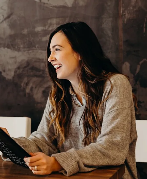 Personne souriante, membre du réseau BeWithU